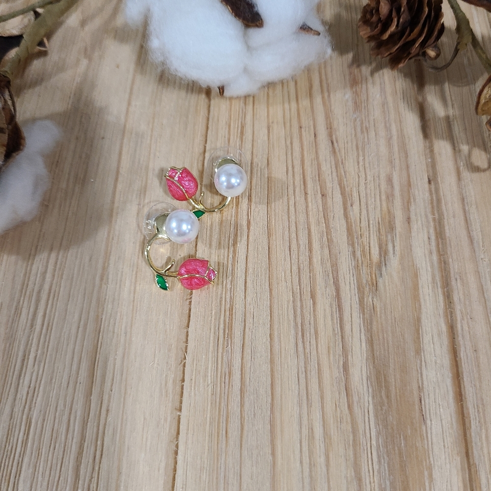 🌷⚘️NEW🌷⚘️BEAUTIFUL!! Tulip and Faux Pearl Earrings in GOLD 🌷⚘️ - Picture 5 of 16